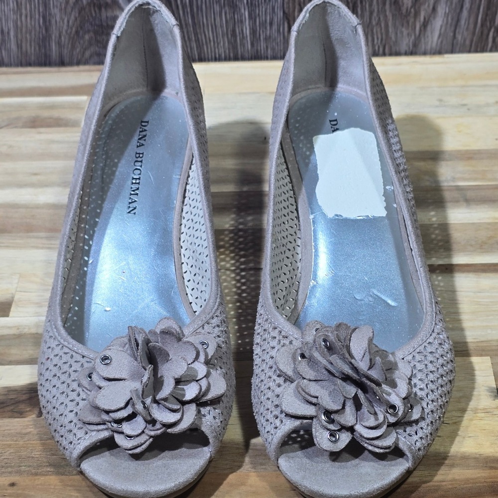 Dana Buchman Taupe Wedge Heels 9M Peep Toe‎ Floral Perforated Laser Cut Flats